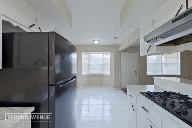 Photo - 9702 Hillis St