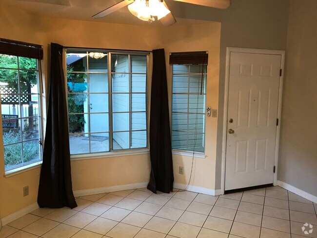 Building Photo - Charming 2/2 in South Davis Rental