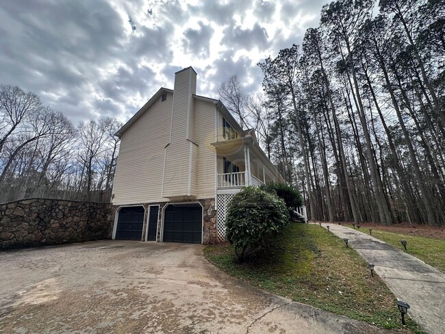 Photo - 4BR/3BA on Large Private Wooded Lot- Woodstock
