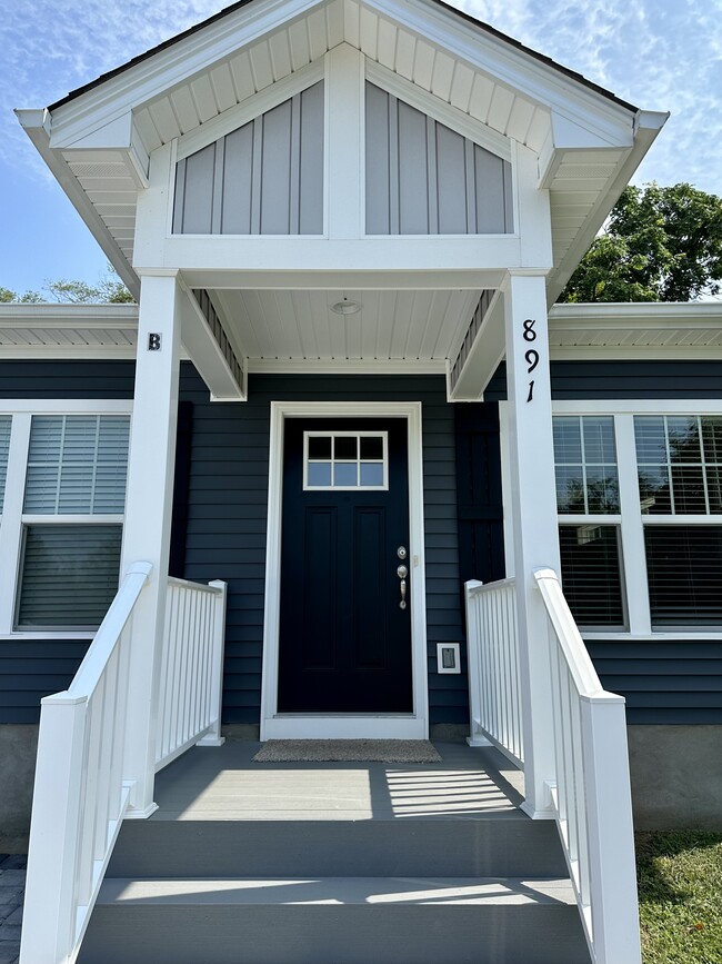 Covered, lighted front entry - 891 Old Vinton Mill Rd NE Unit B Unit B