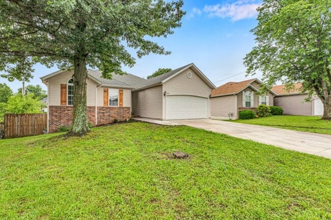 Photo - NIXA-5 Bed, 3 bath REMODELED Home | Walkout BASEMENT | Neighborhood Park | Fenced Yard | PETS Wel...