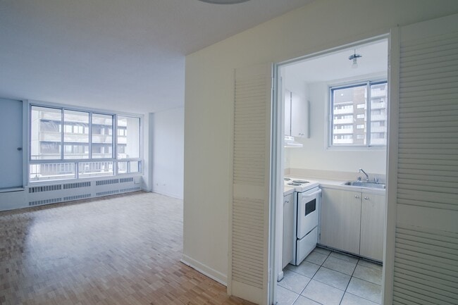 Building Photo - 1975 Maisonneuve Blvd W Unit 607