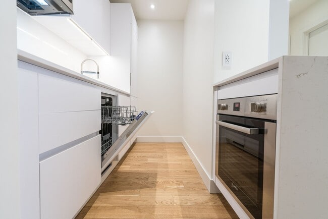 Building Photo - 3468 Rue Drummond Unit 308