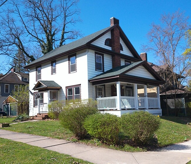 Building Photo - Beautiful Corner Lot Home On Quiet Residen...