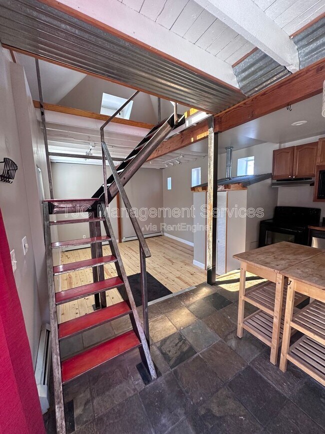 Photo - 1565 N Race St