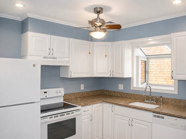 Building Photo - 49 Seafoam Ave Unit 2