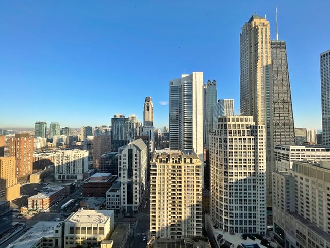 Building Photo - 519 N Clark St Unit 3c