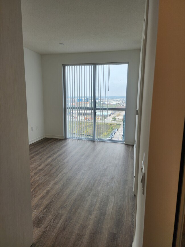 Photo - 8 Interchange Wy