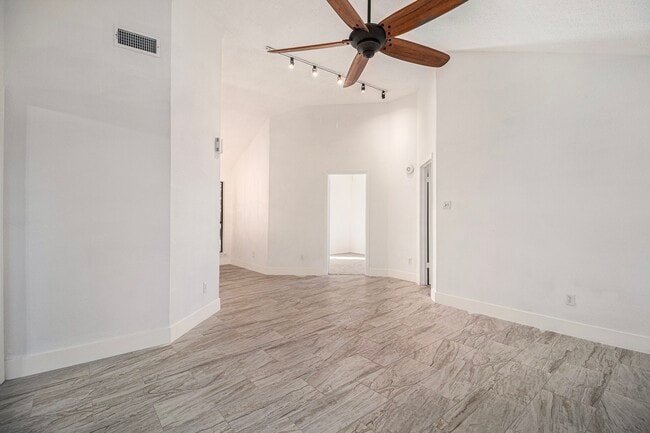 Photo - 1019 W Brompton Dr