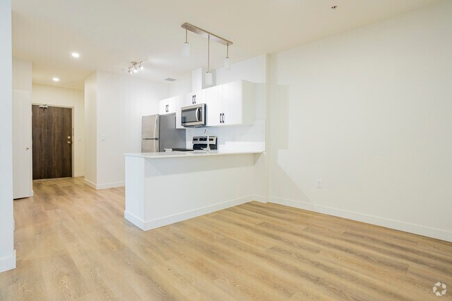 1 BR, 1 BA - 712 SF - District Apartments