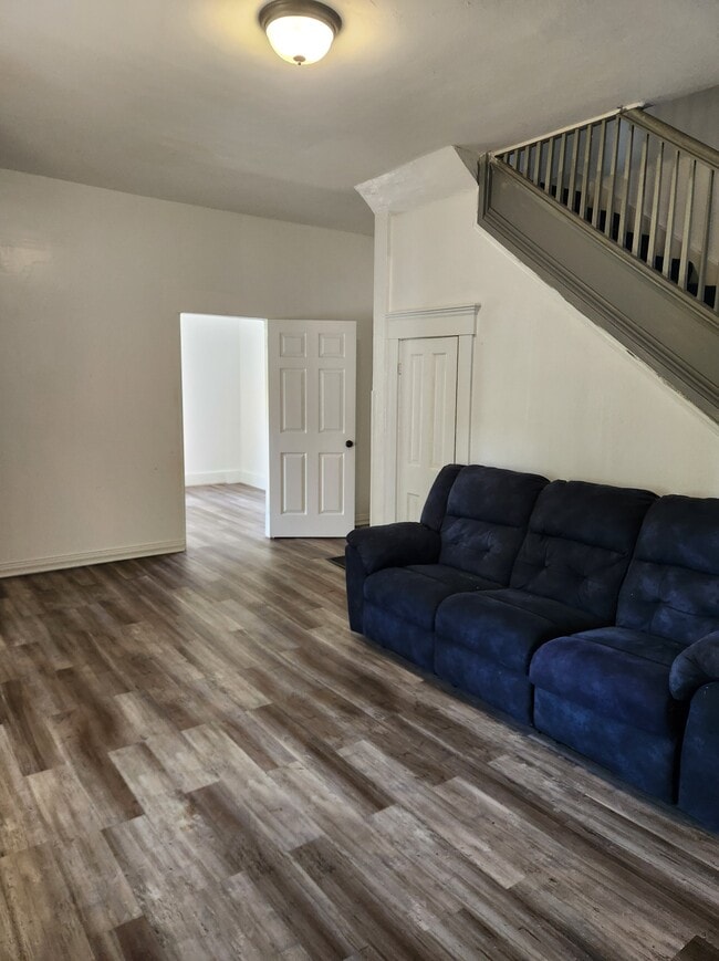 Building Photo - 208 E 8th St Rental