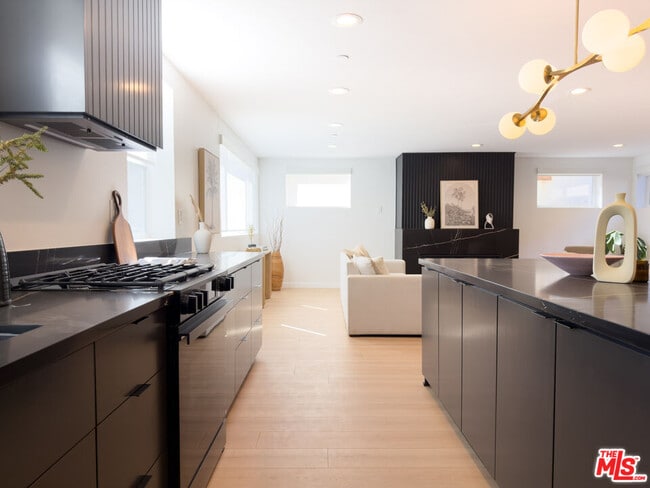 Building Photo - 2220 1/2 Aaron St