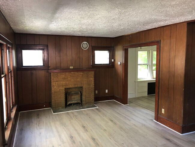 Photo - Spacious 4-Bedroom Home for Lease in Akron