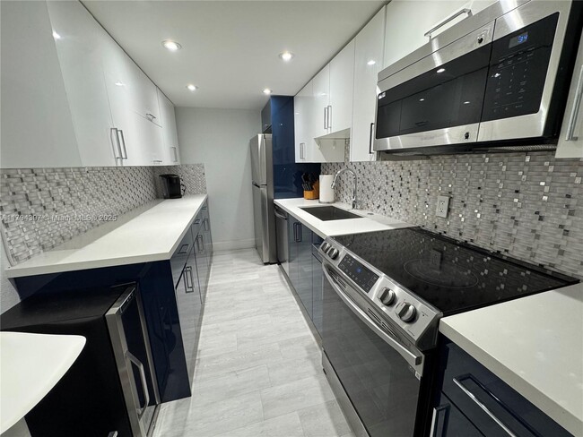 Building Photo - 1251 NE 108th St Unit 816 Rental