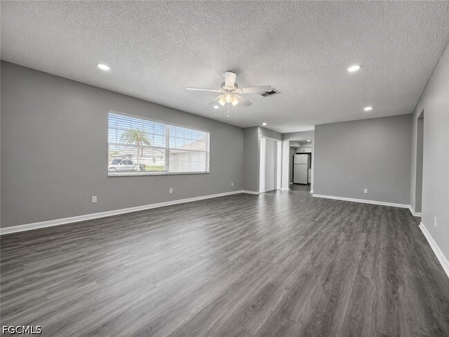 Building Photo - 3509 SE 15th Pl Unit 3