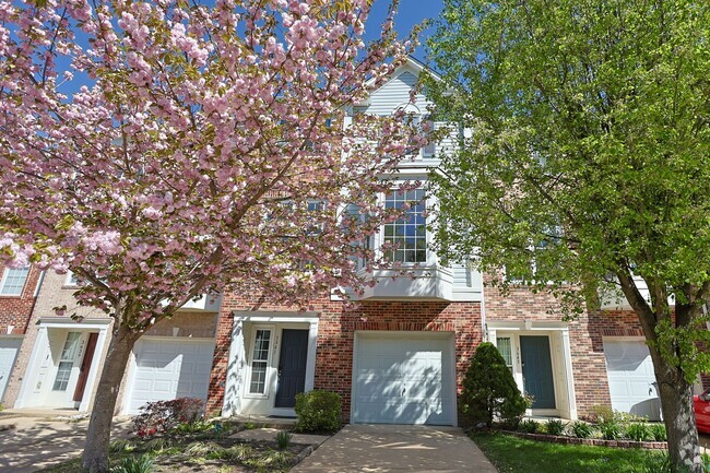 Building Photo - Bright and Spacious 3 level TH that backs ... Rental
