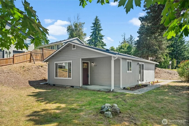 Building Photo - 502 Tullis St NE