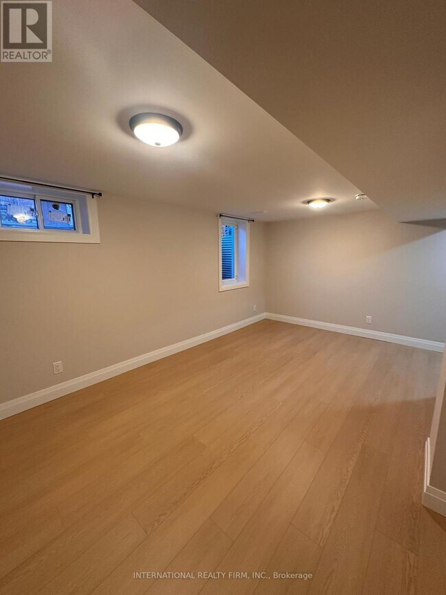 Photo - 8326 Kipling Ave