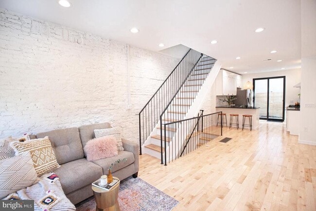 Building Photo - 2539 Collins St