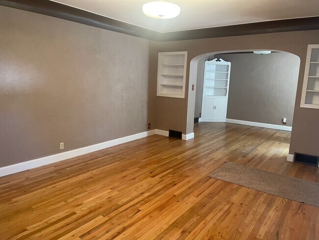 Photo - 749 Alderson Ave