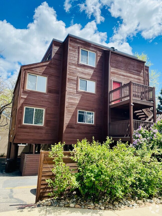 Building Photo - Sweet, Light-Filled 2-Bedroom Townhouse Cl...