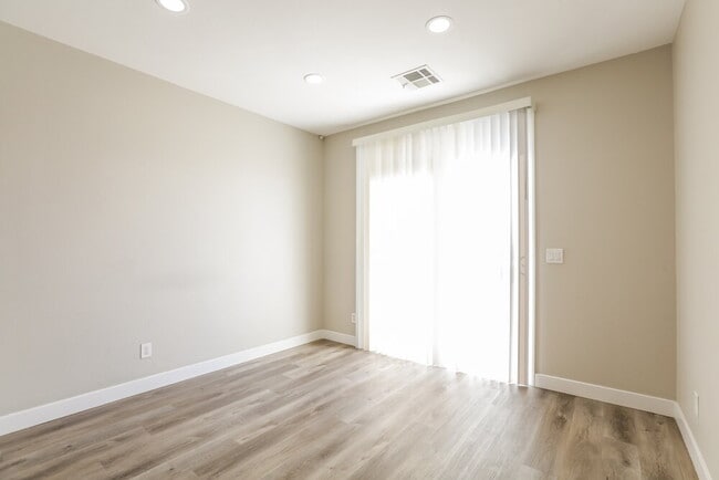 Photo - 4477 Oberlander Ave