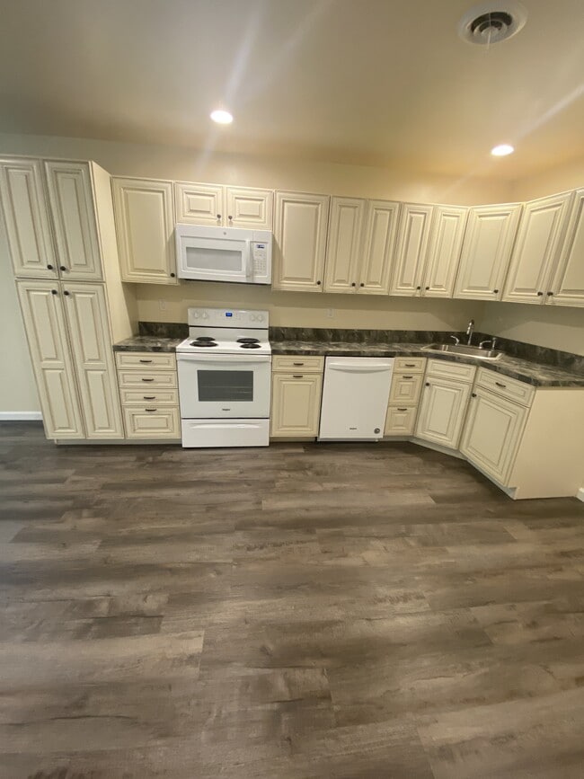 65 Woods Edge Rd Unit 1