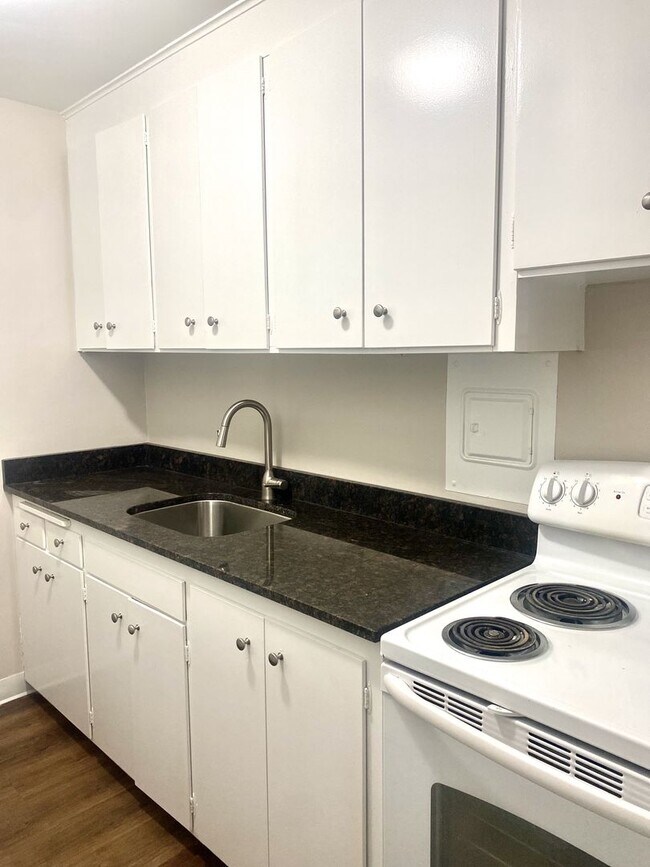 Photo - 700 E Mercer