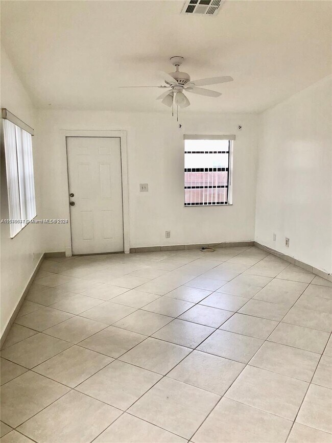 Photo - 1692 Harding St