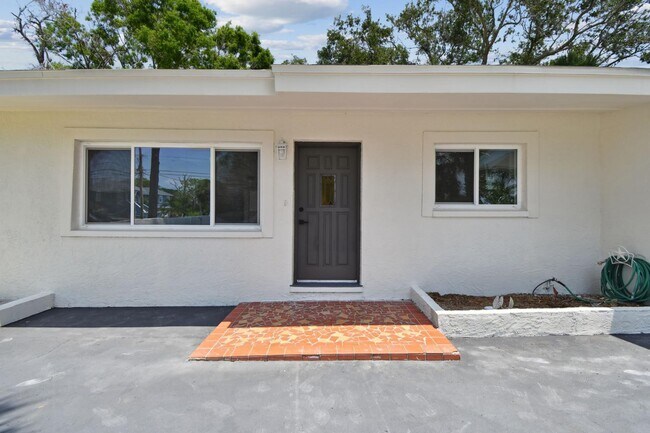 Photo - 695 Sunset Dr