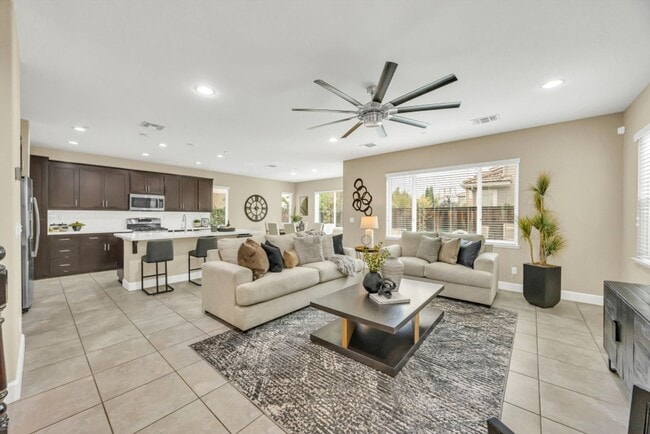 Photo - 1437 Cummings Way