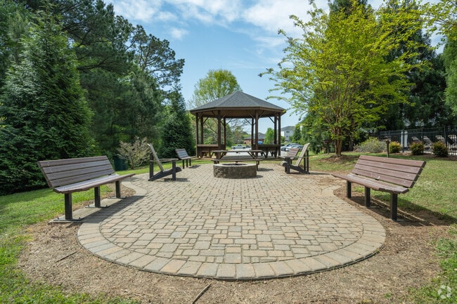 Barbecue Area - Stonecrest Apartments