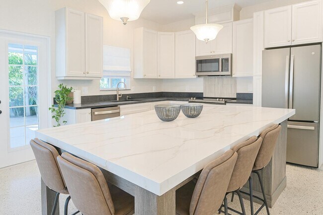 Photo - 513 E Whitney Dr