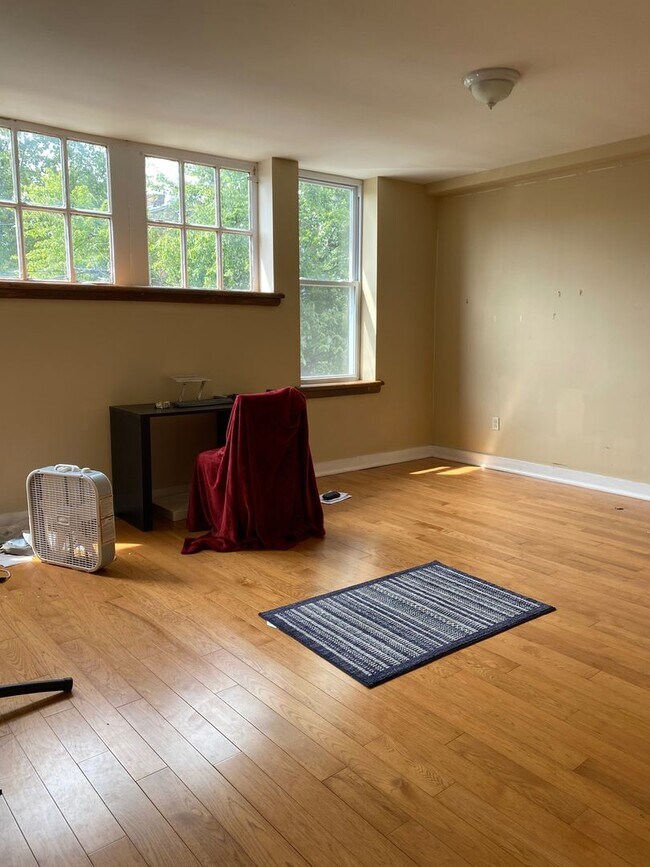 Photo - Spacious 4-bedrooms 2-bathrooms