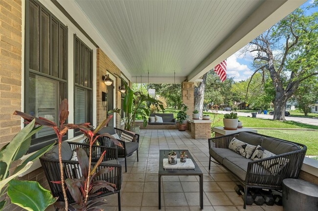 Photo - 3 Bedroom 2.5 Bathroom Home w/ 1 Bedroom 1 Bathroom Guest House & Pool!!