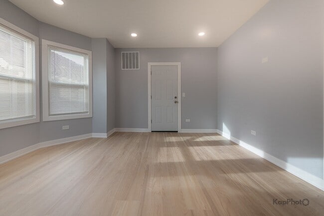 Photo - 2821 S Emerald Ave Unit 2R