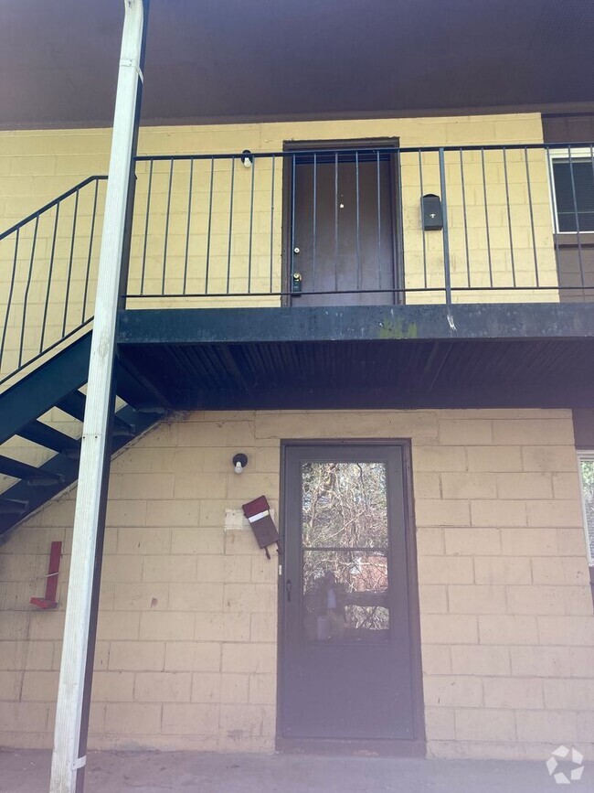 Building Photo - 2 Bed 1 Bath Apartment Rental in Parkview ... Unit Apt 06