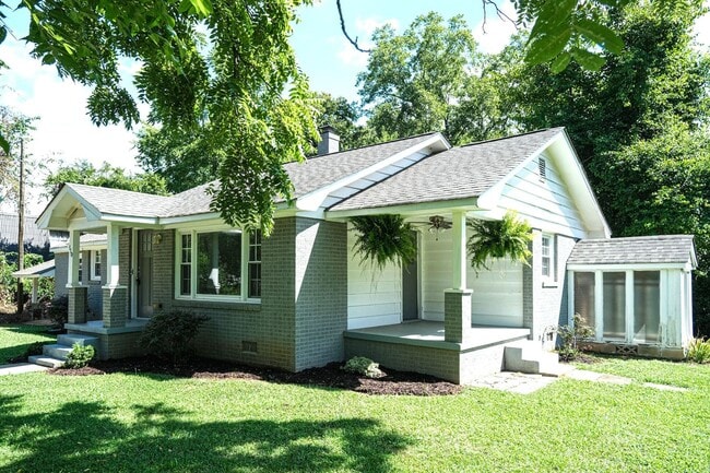 Photo - Charming 3/2.5 House with Lawn Care included!