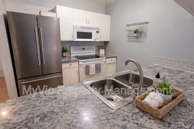 Photo - 11045-11123 123 St NW Unit Two Bed