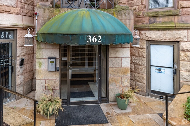 Entrada - 362 Commonwealth Ave