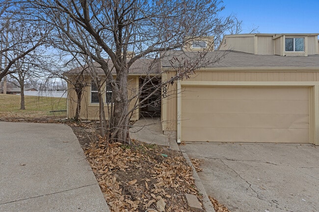 Photo - 586 NW Valleybrook Rd