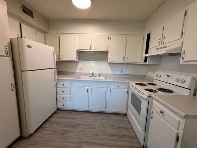 Photo - 2 Bedroom Salem View Apartment! Unit 2001 S Main 206