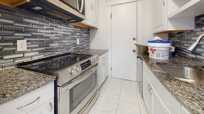 Building Photo - 374 Chestnut Hill Ave Unit 52