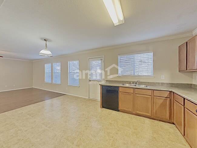 Photo - 5839 Sherbrooke Oak