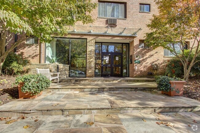 Building Photo - Glover Park studio. Live in the city with ... Unit 216 Rental
