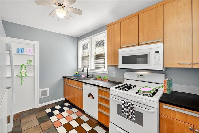 Building Photo - 5505 Rhodes Ave Unit 5505A - 31 Rental