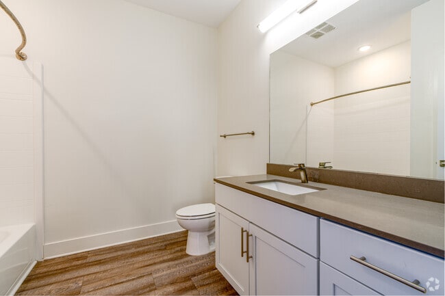 2BR, 2BA - 968SF - Primary Bathroom