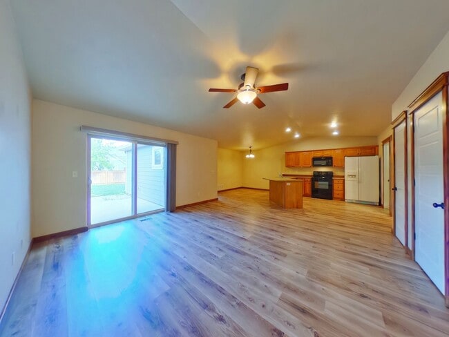 Photo - Beautiful 3 bedroom 2 1/4 bath townhouse in 4 Corners! Fenced backyard!