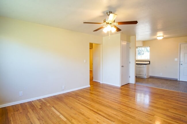 Photo - John's Landing 2Bdr w/Hardwoods, W&D, DW + Garage Parking! Unit 16