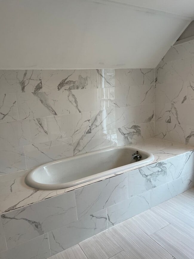 Photo - 4 Bed 2 Bath LARGE Home FOR RENT